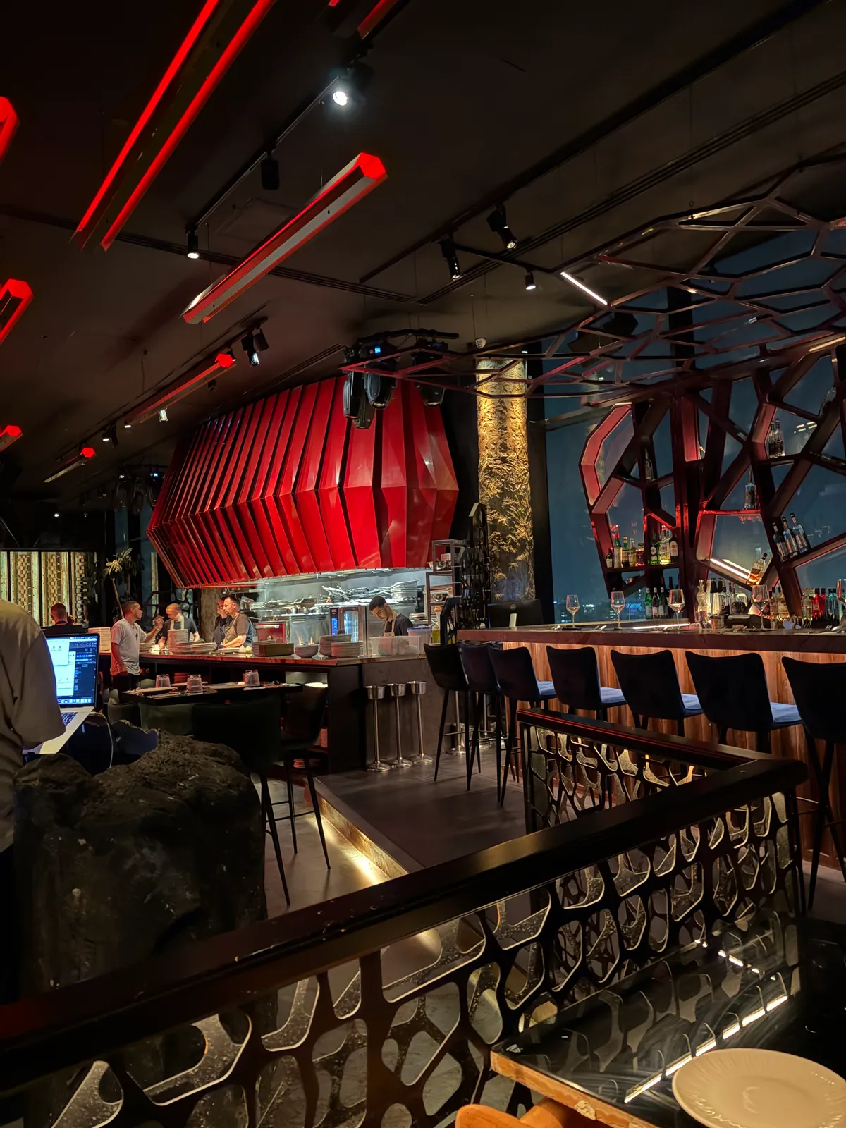 A beautiful Netanya rooftop lounge, more party spot than chef restaurant (photo 4)