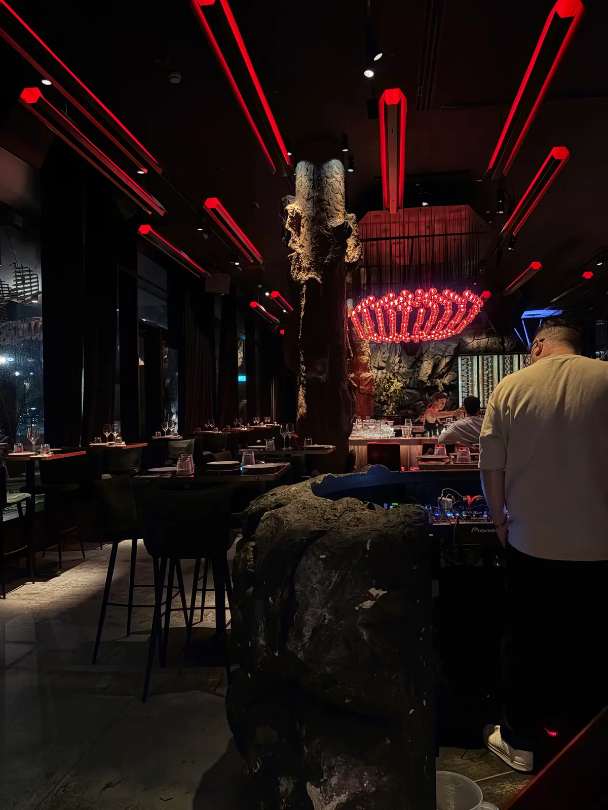 A beautiful Netanya rooftop lounge, more party spot than chef restaurant (photo 5)